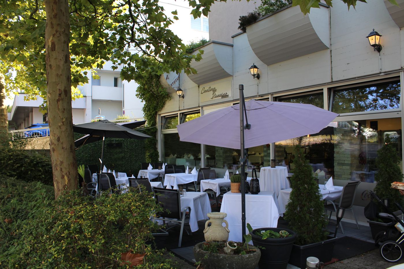 Terrasse der Cantina Picavino am Abend
