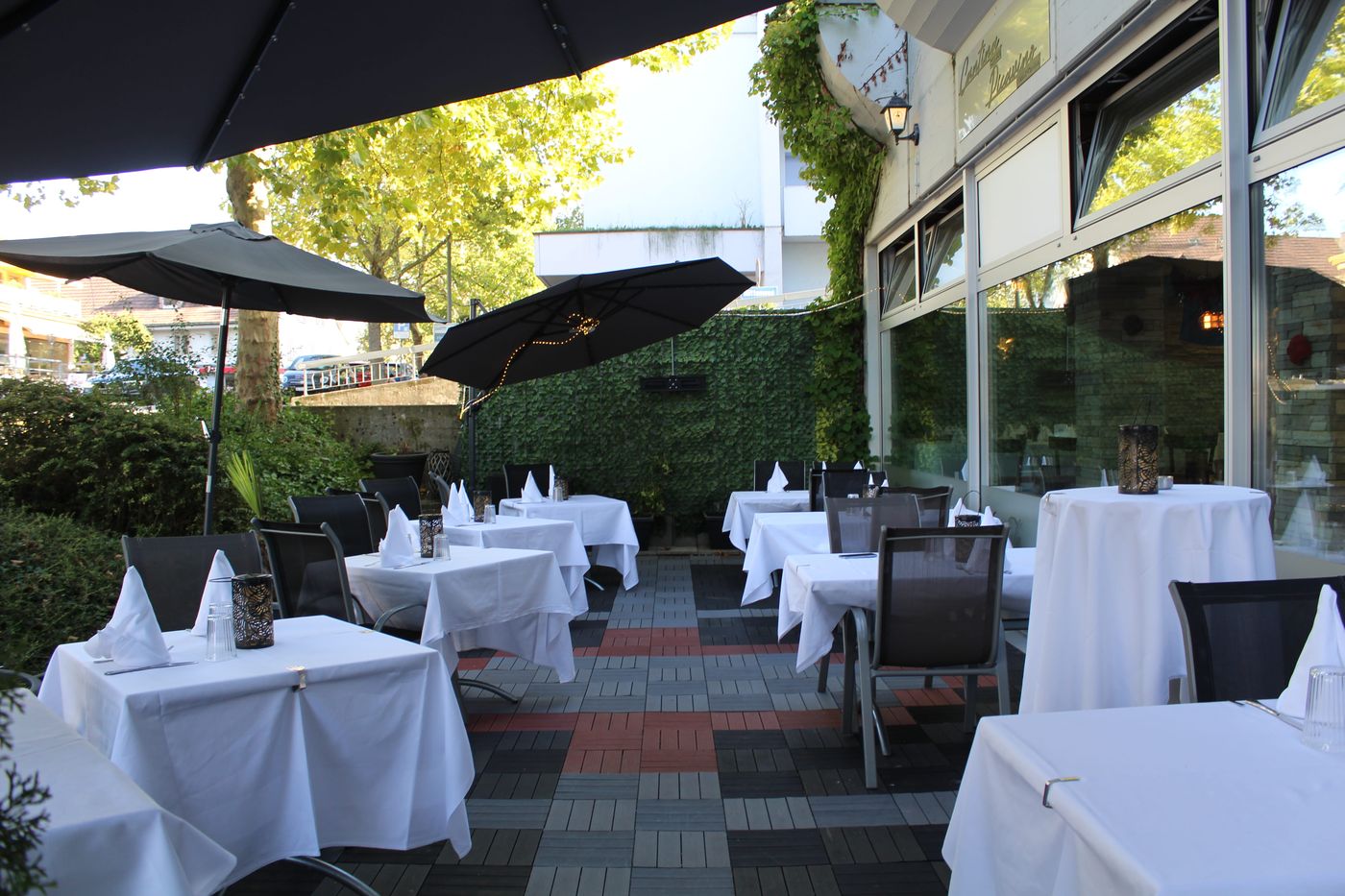 Gedeckte Tische auf der Terrasse der Cantina Picavino