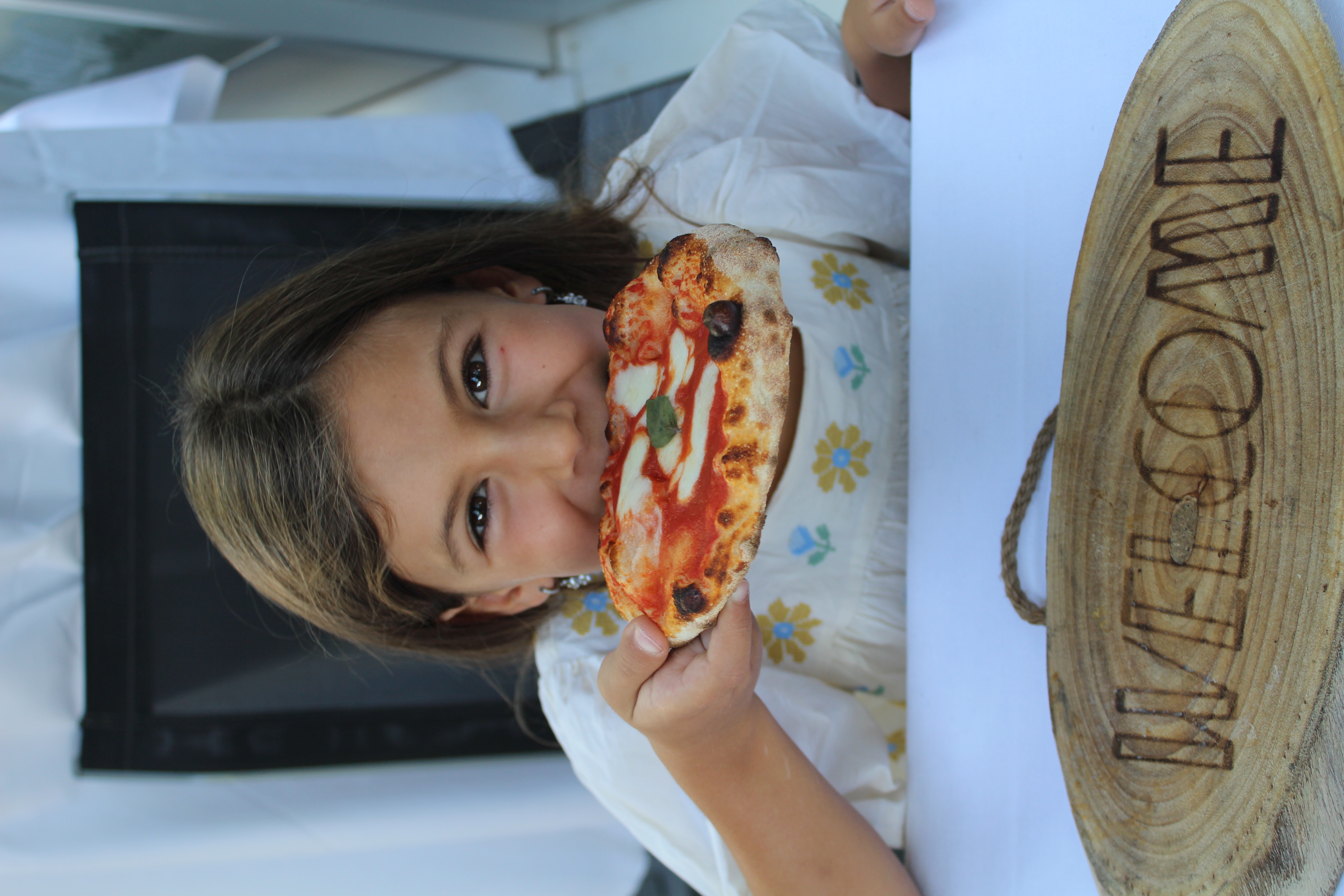 Kind geniesst Pizza Margherita in der Cantina Picavino