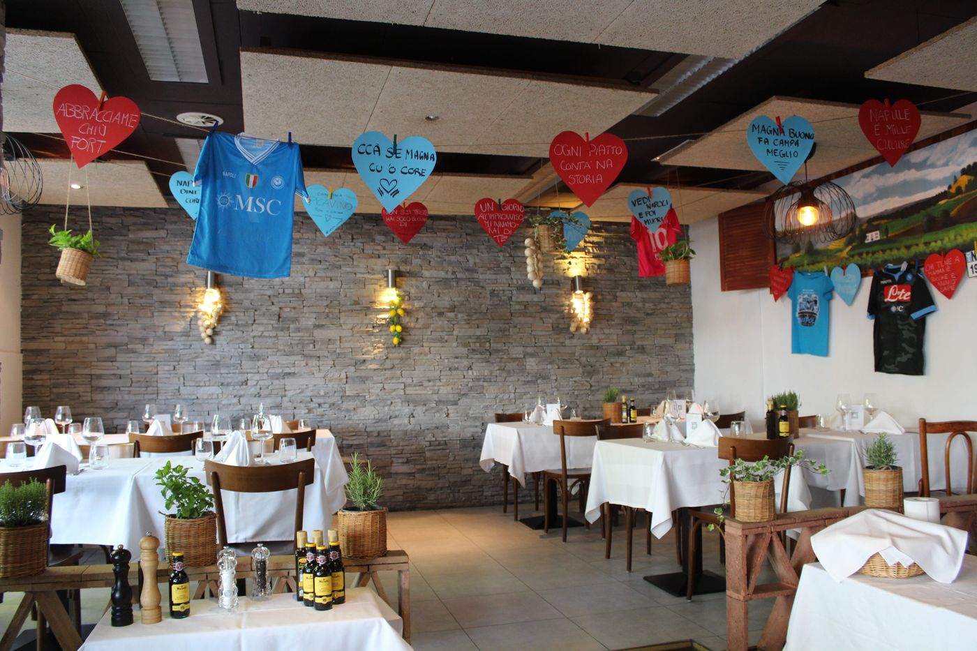 Saal der Cantina Picavino mit neapolitanischer Dekoration